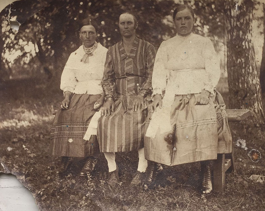 Дача Петровская (слева направо): София (племянница Михайлова Ильи ), Ольга Михайловна Киселева (сестра Ильи ) и Евдокия (племянница Ильи)