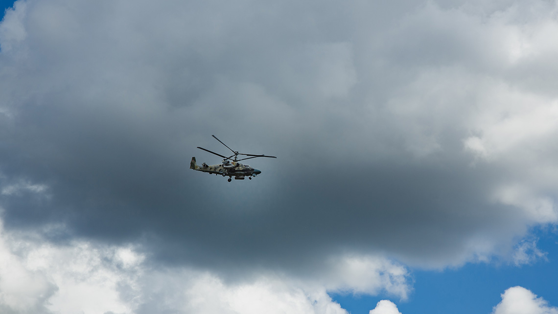 Разведывательно-ударный вертолёт Ка-52 «Аллигатор» в небе над полями села Телепнево.